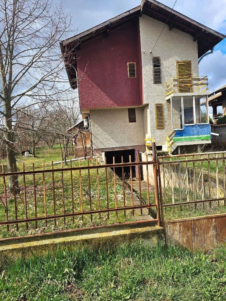Масивна къща с двор 900 м²