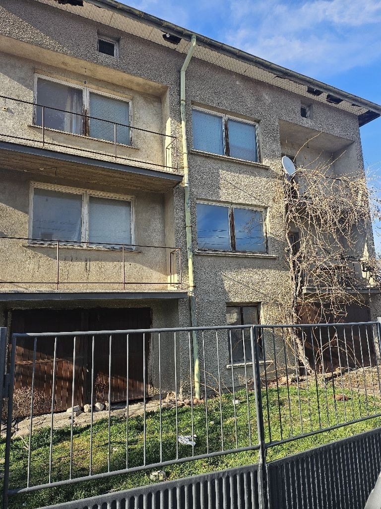 Просторна къща с два гаража