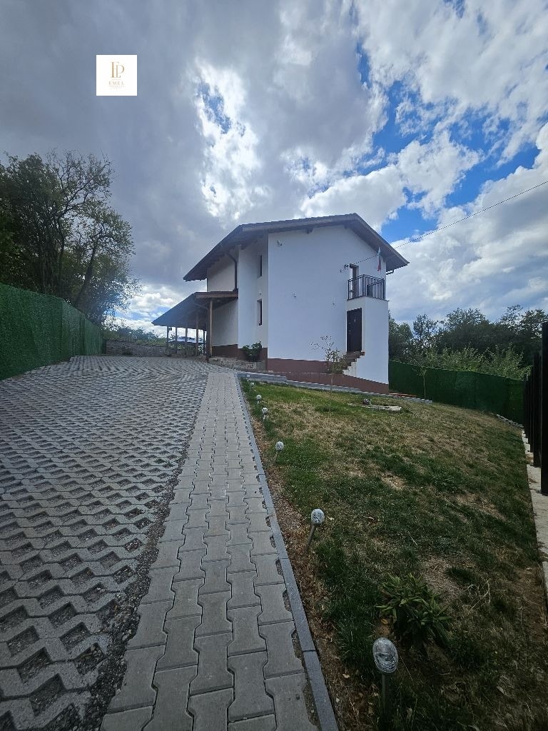 Обзаведена двуетажна къща в с. Студена